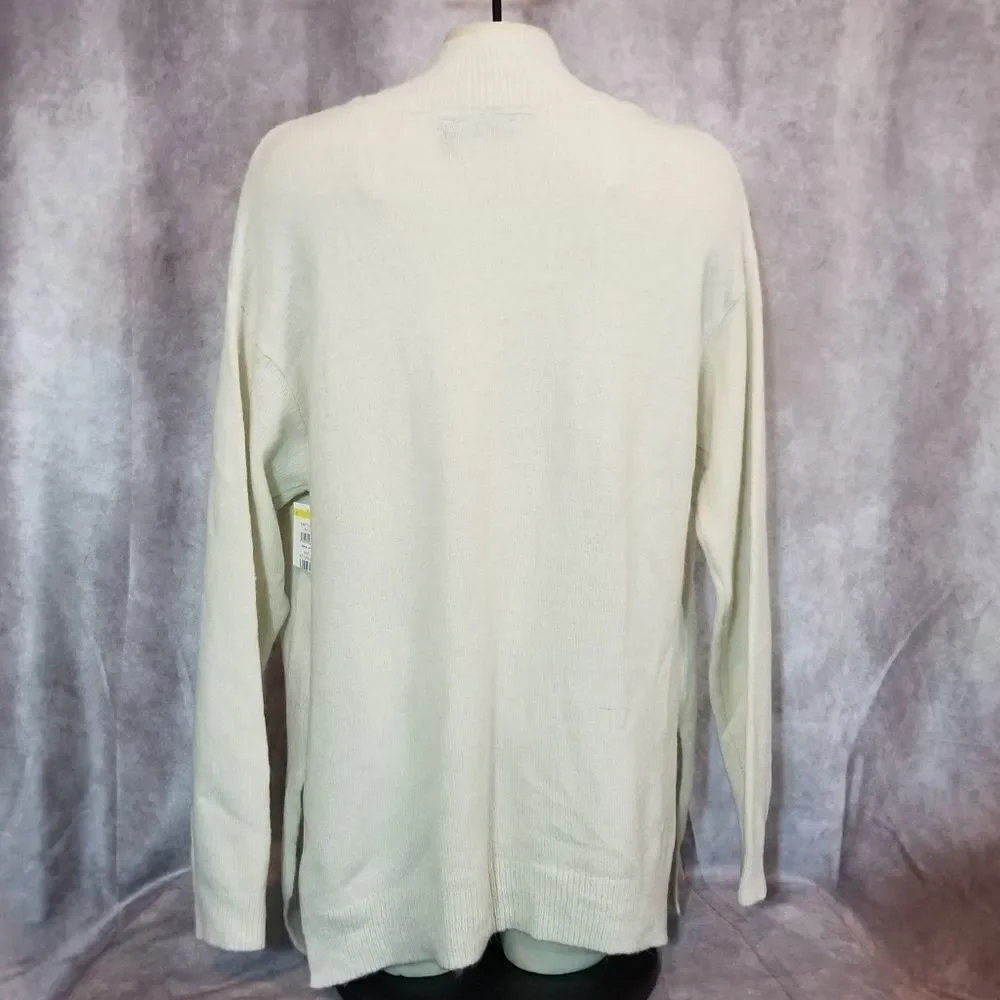 ‎RDI Cream V-Neck Sweater Size Medium
